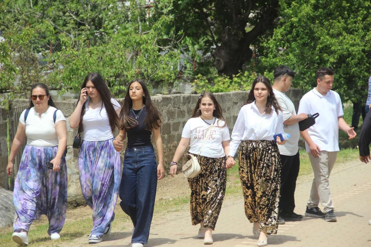 İlginç gelenek! Eş arayan gençler bu sokağa koşuyor 4